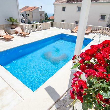 Apartments Sara Бол Екстериор снимка