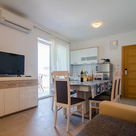 Apartments Sara Бол Екстериор снимка