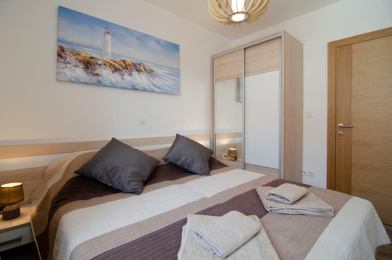 Apartments Sara Бол Екстериор снимка