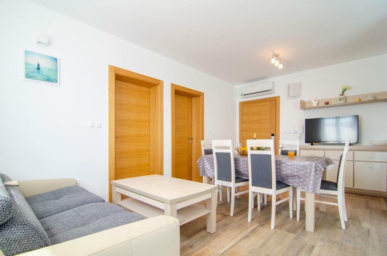 Apartments Sara Бол Екстериор снимка