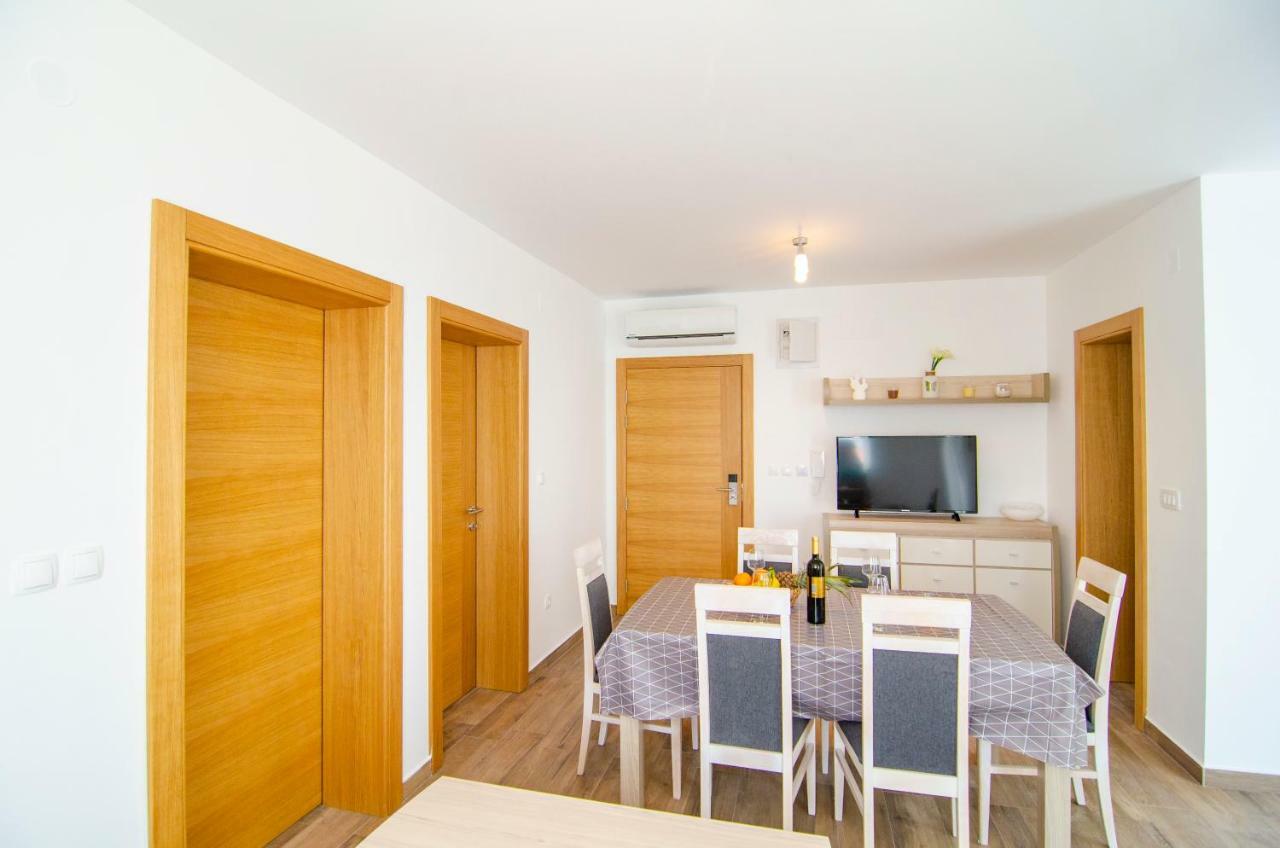 Apartments Sara Бол Екстериор снимка
