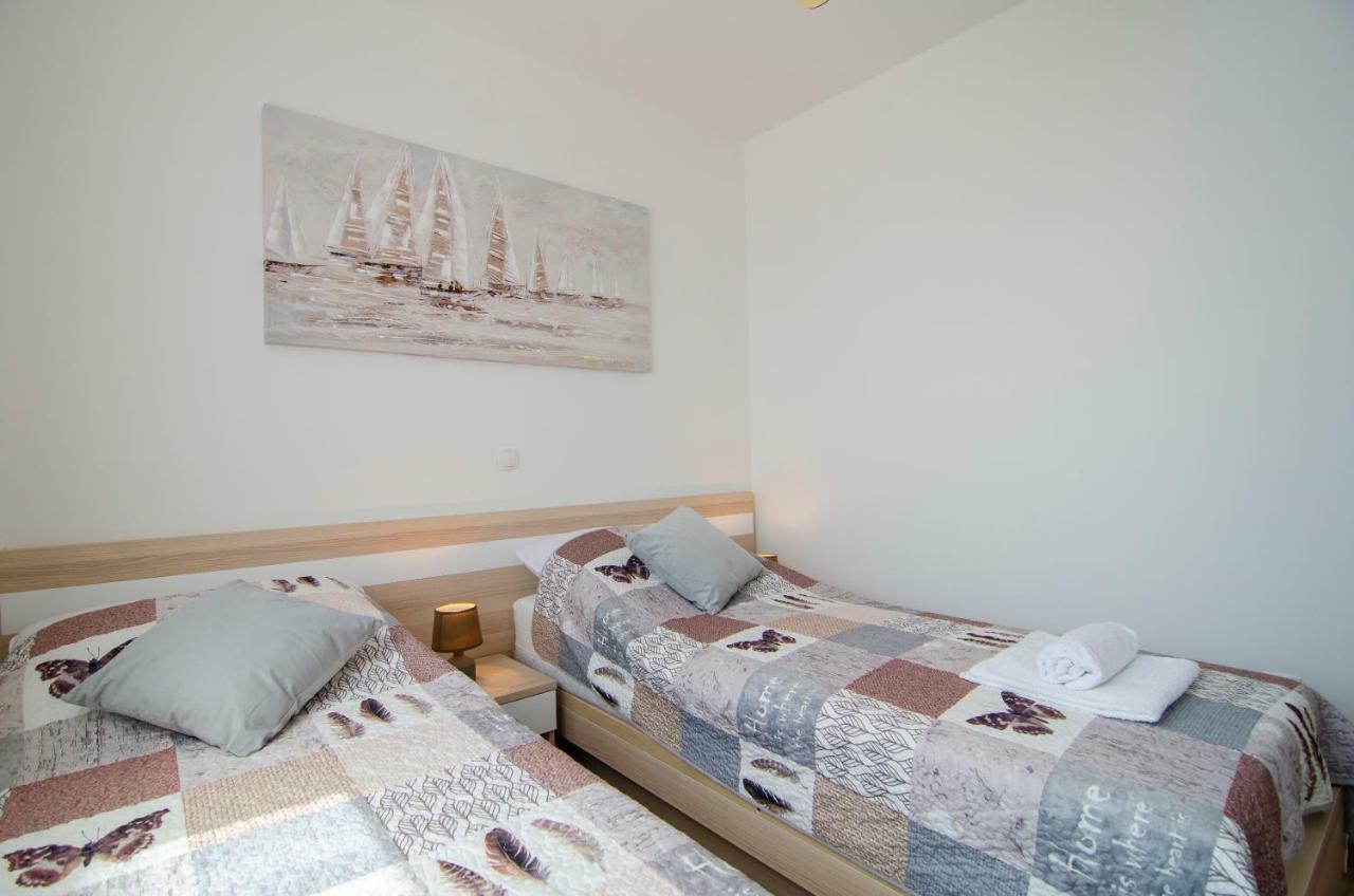 Apartments Sara Бол Екстериор снимка
