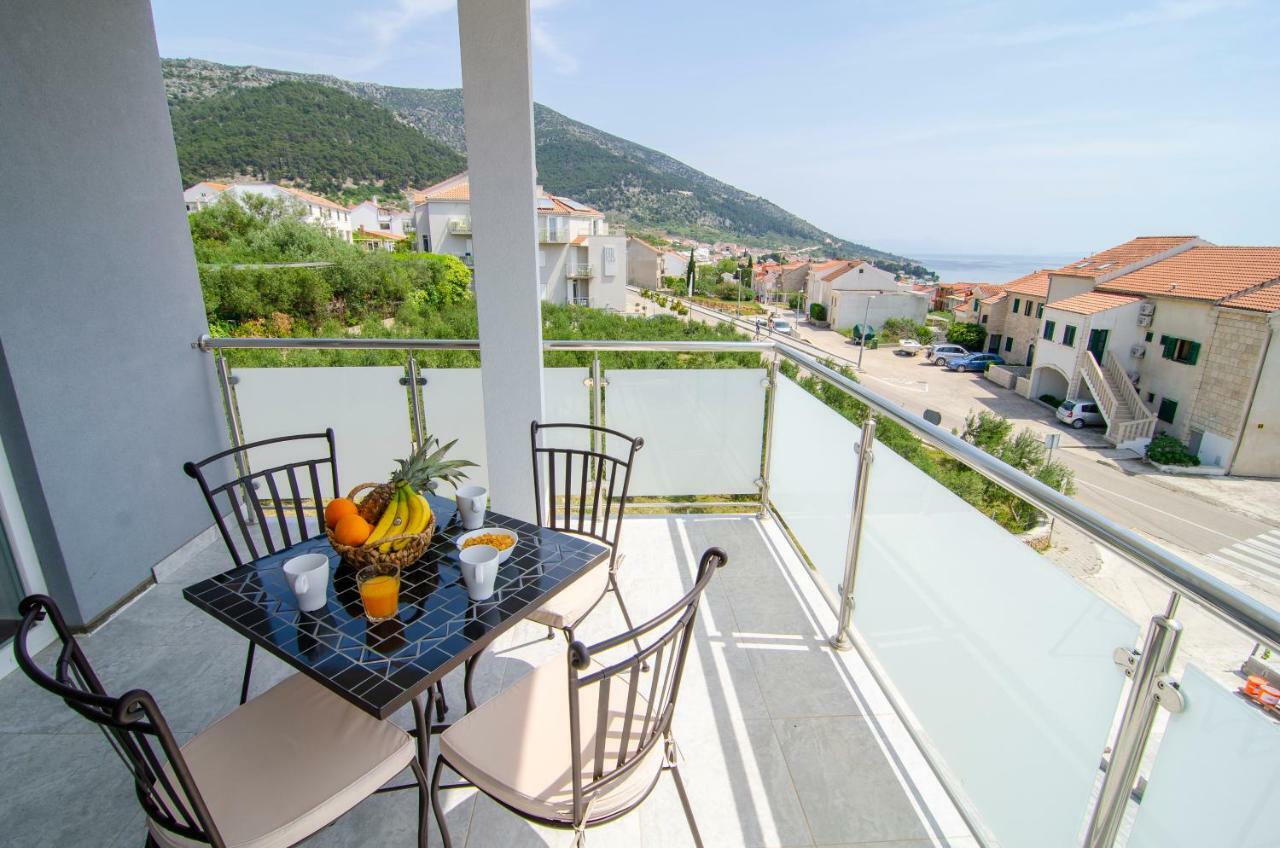 Apartments Sara Бол Екстериор снимка