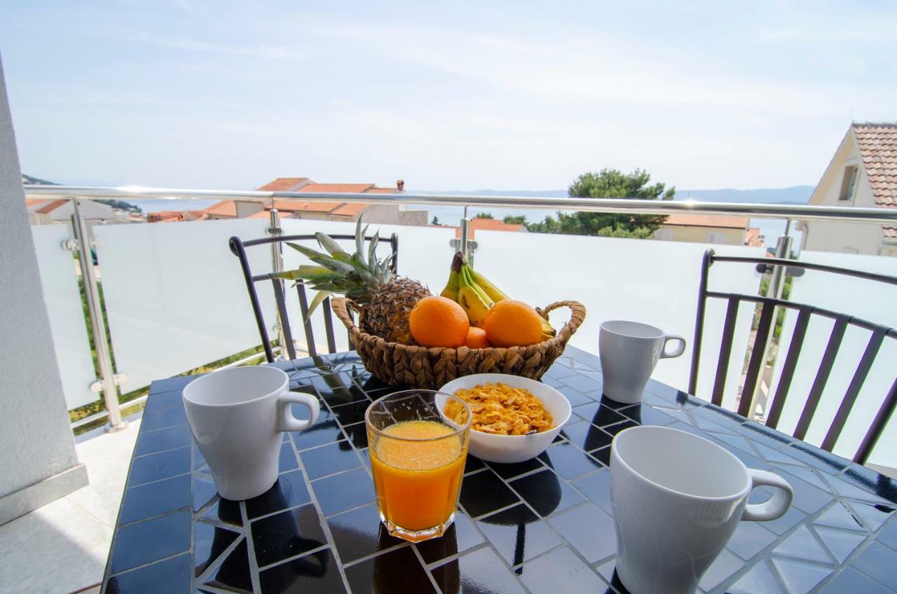 Apartments Sara Бол Екстериор снимка
