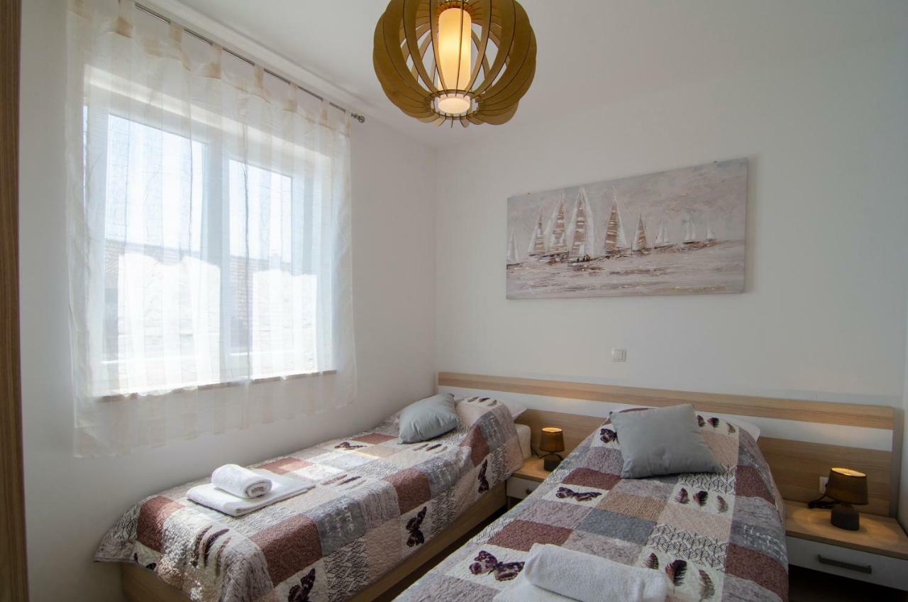 Apartments Sara Бол Екстериор снимка