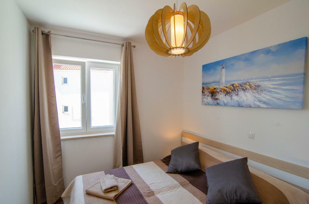 Apartments Sara Бол Екстериор снимка