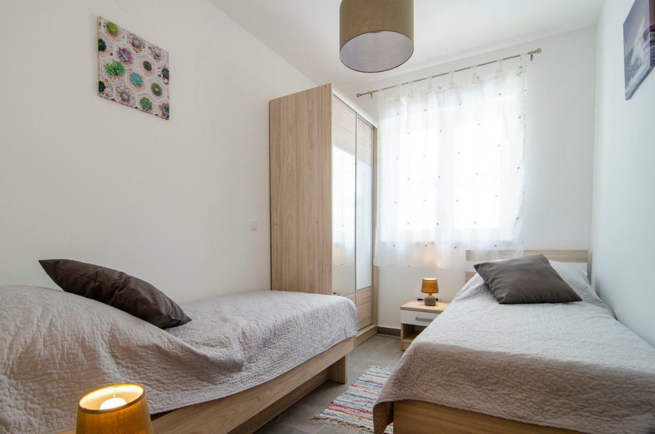 Apartments Sara Бол Екстериор снимка