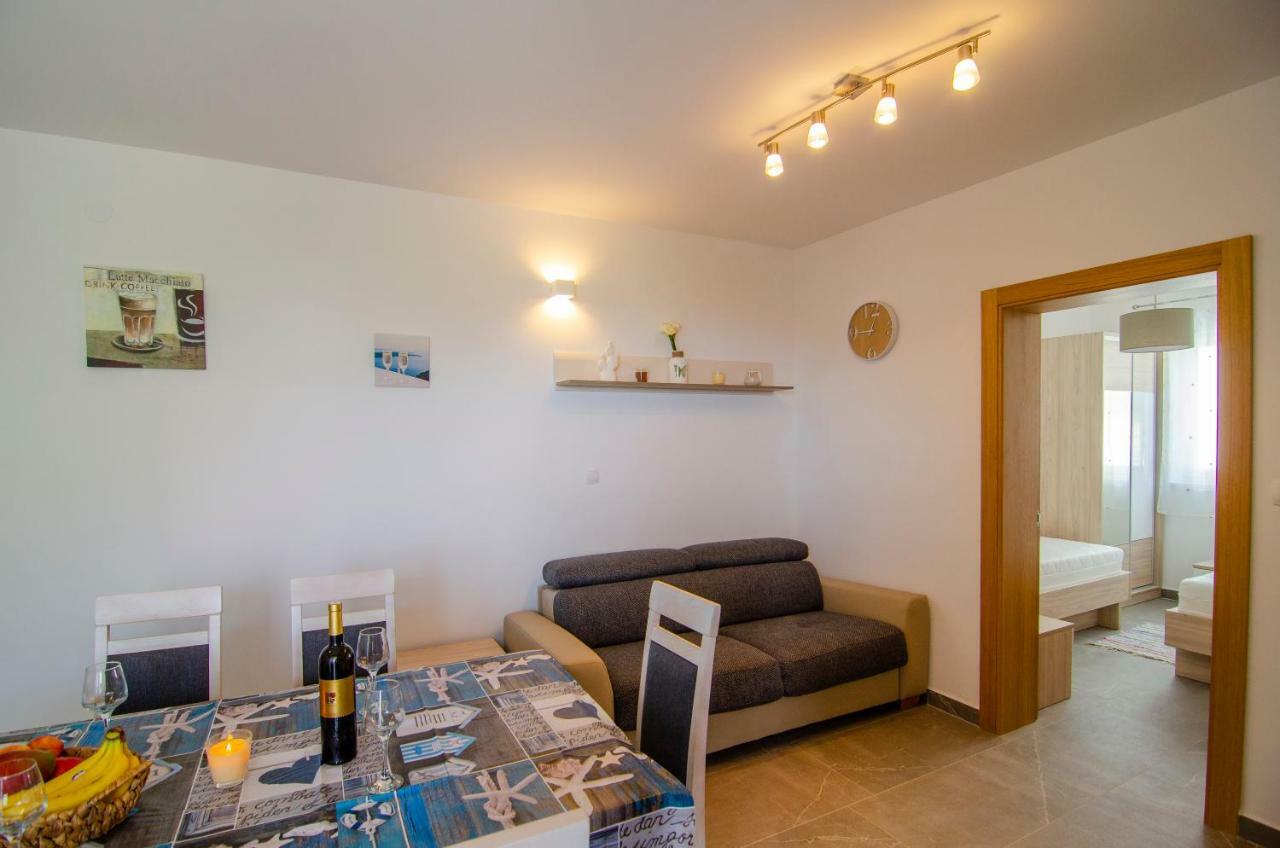 Apartments Sara Бол Екстериор снимка