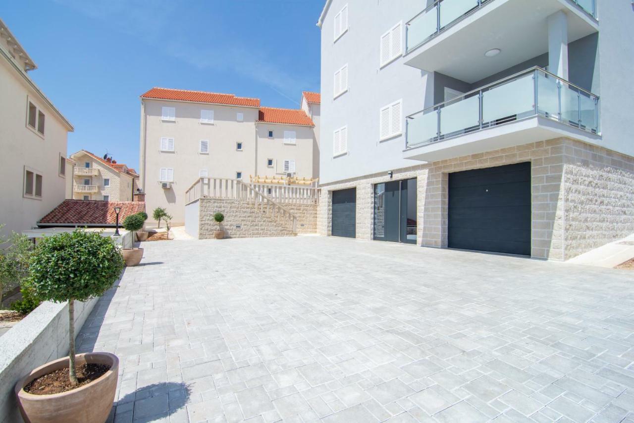 Apartments Sara Бол Екстериор снимка