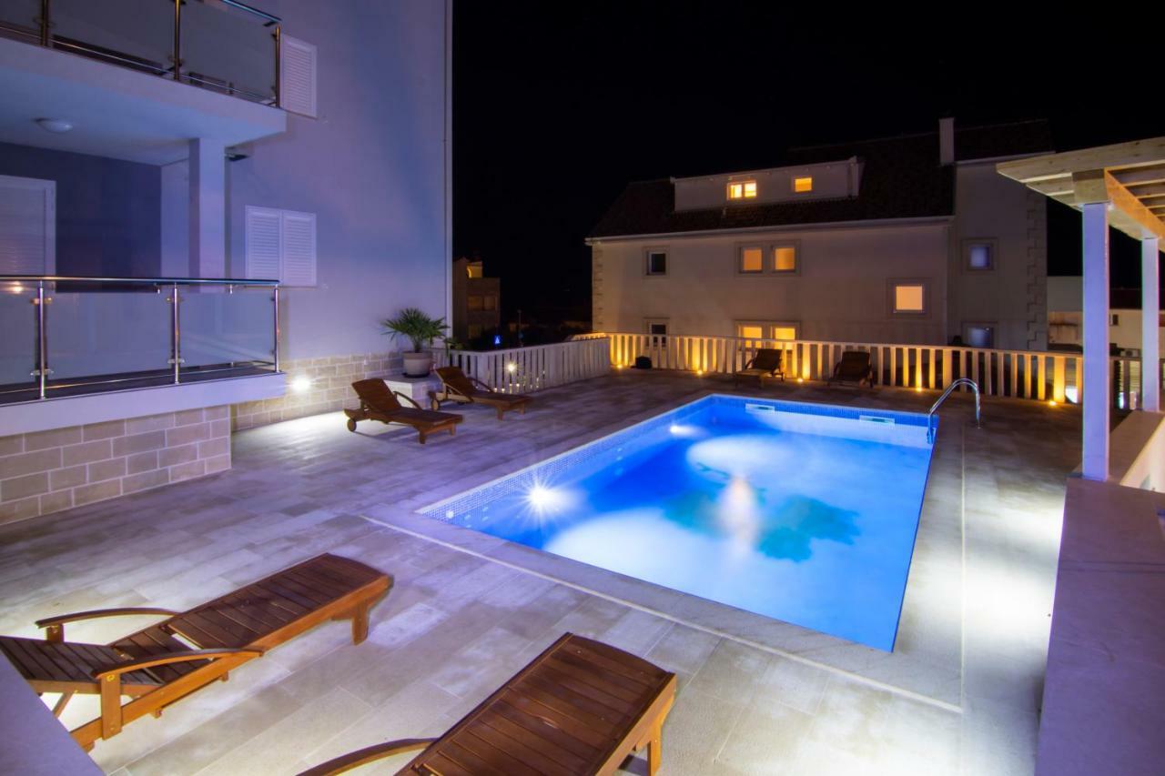 Apartments Sara Бол Екстериор снимка
