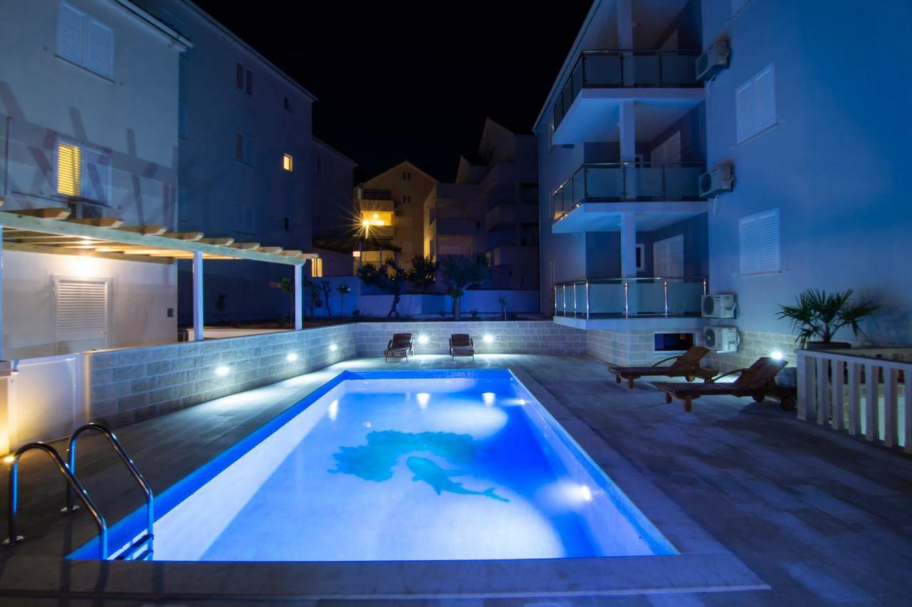 Apartments Sara Бол Екстериор снимка