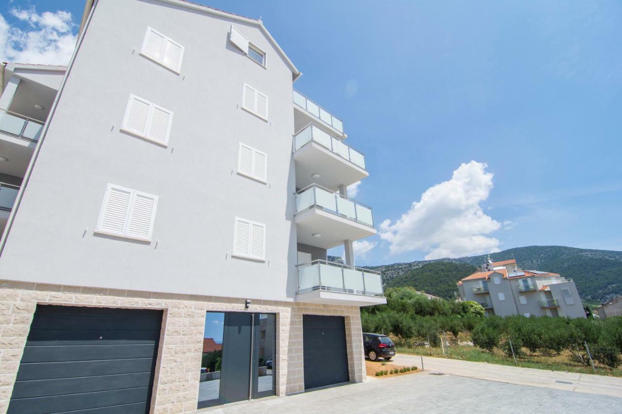Apartments Sara Бол Екстериор снимка