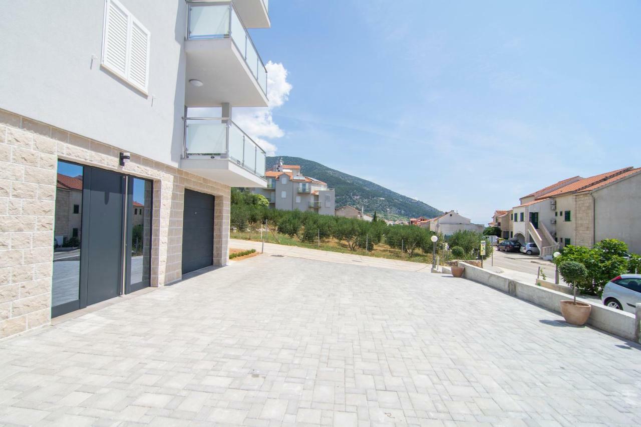 Apartments Sara Бол Екстериор снимка