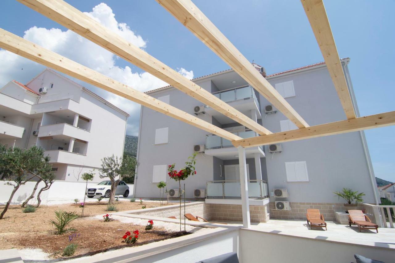 Apartments Sara Бол Екстериор снимка