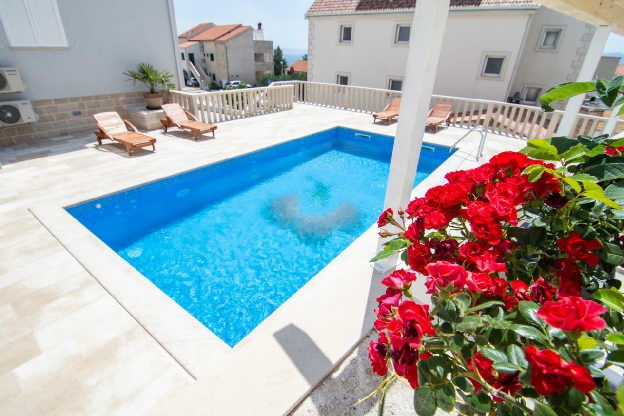 Apartments Sara Бол Екстериор снимка
