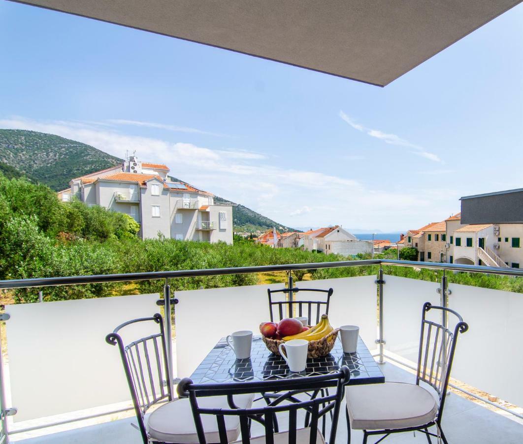 Apartments Sara Бол Екстериор снимка