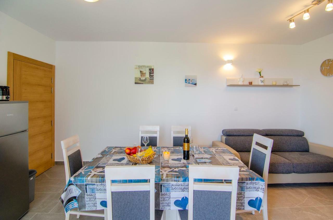Apartments Sara Бол Екстериор снимка
