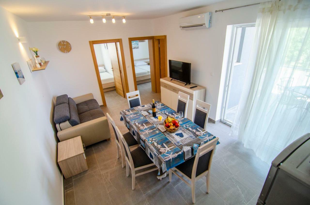 Apartments Sara Бол Екстериор снимка