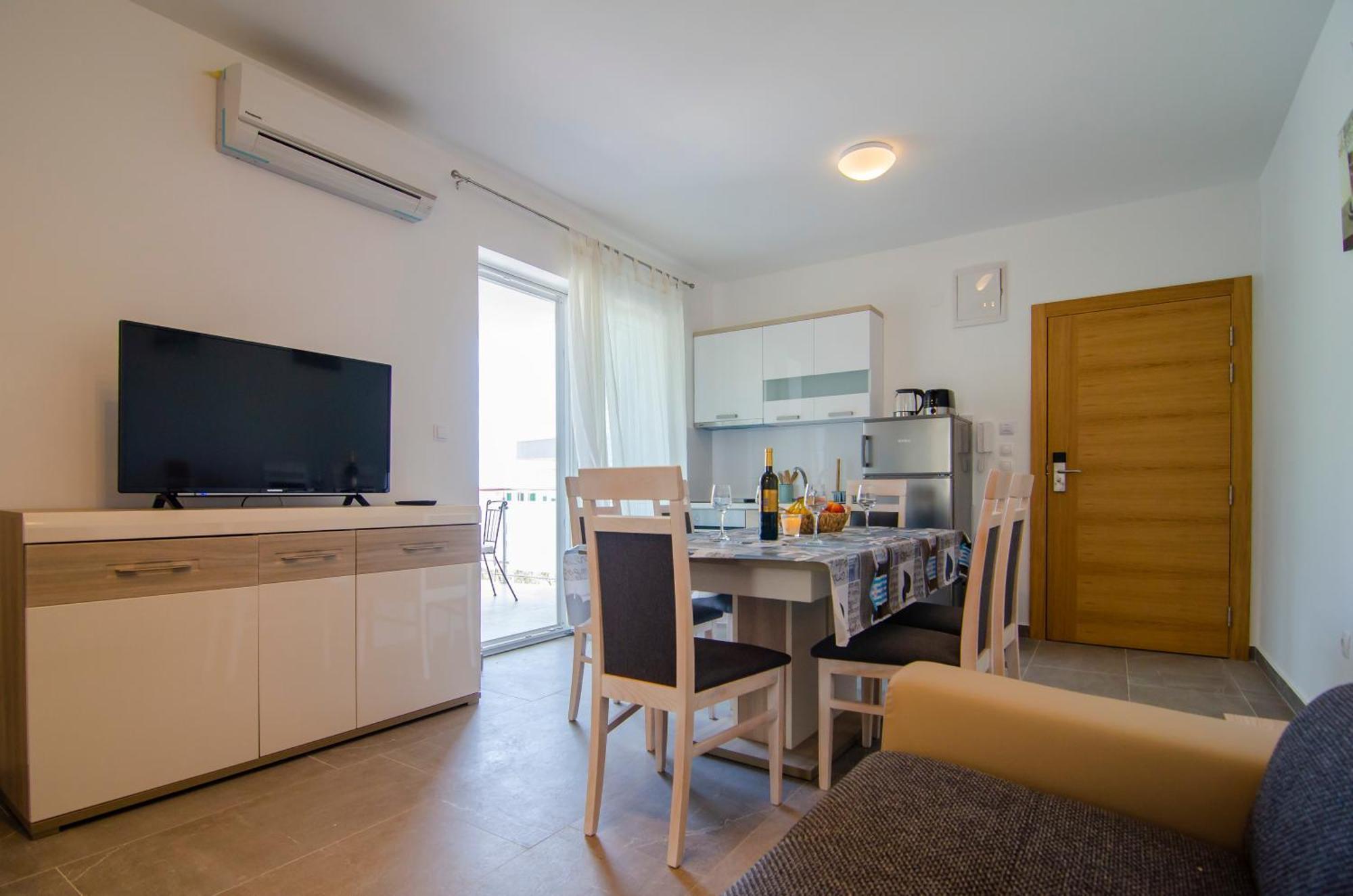 Apartments Sara Бол Екстериор снимка