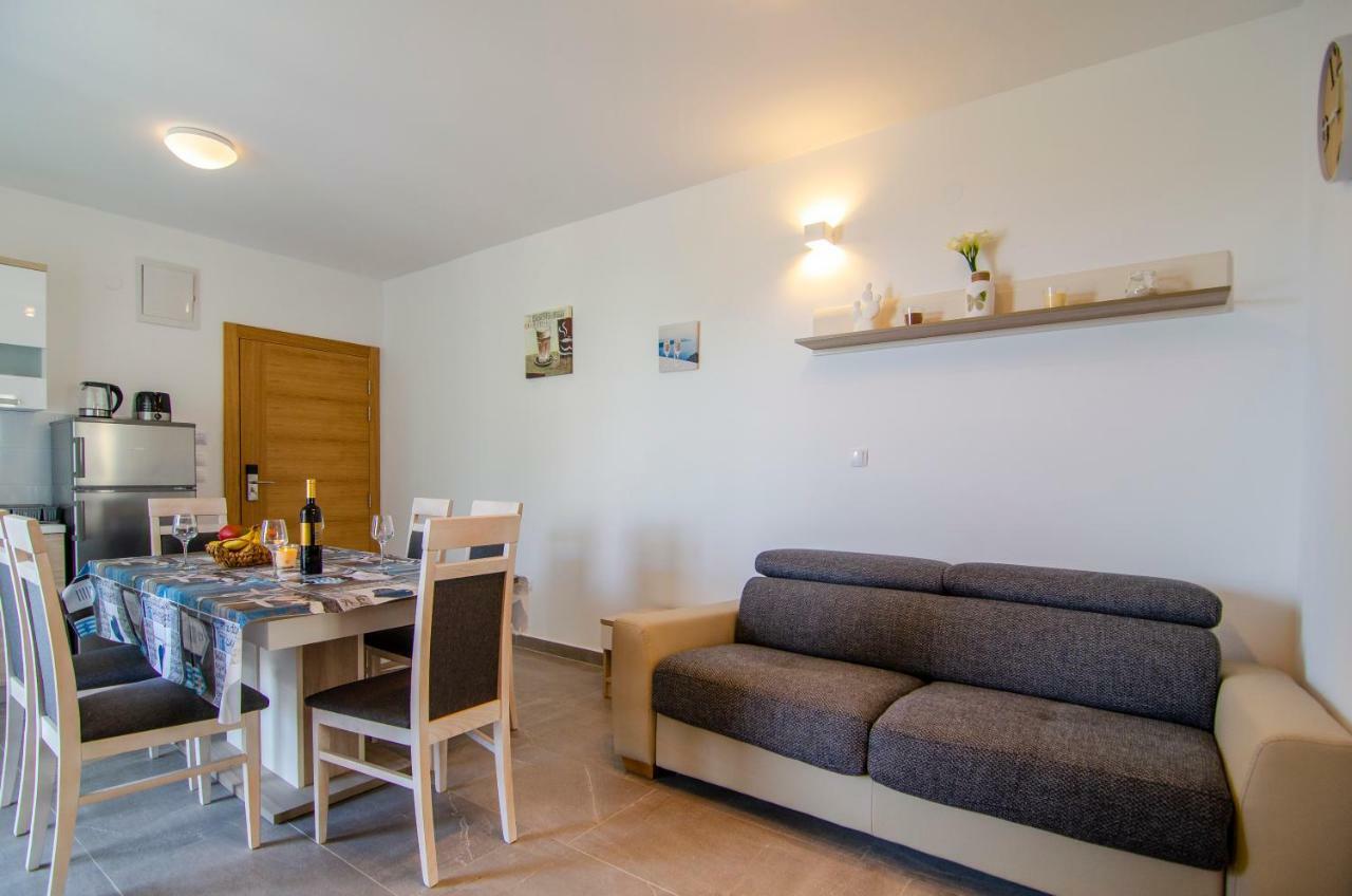 Apartments Sara Бол Екстериор снимка