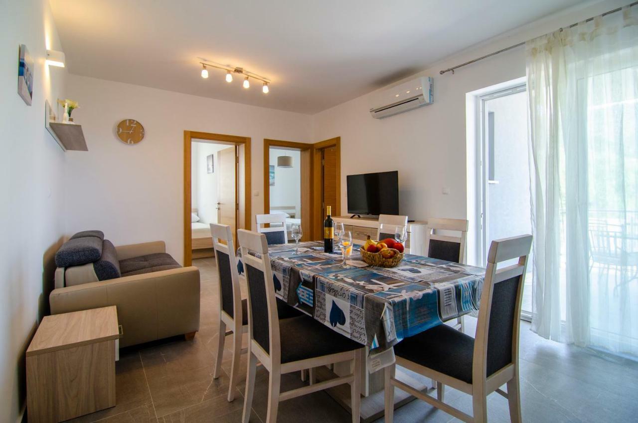 Apartments Sara Бол Екстериор снимка