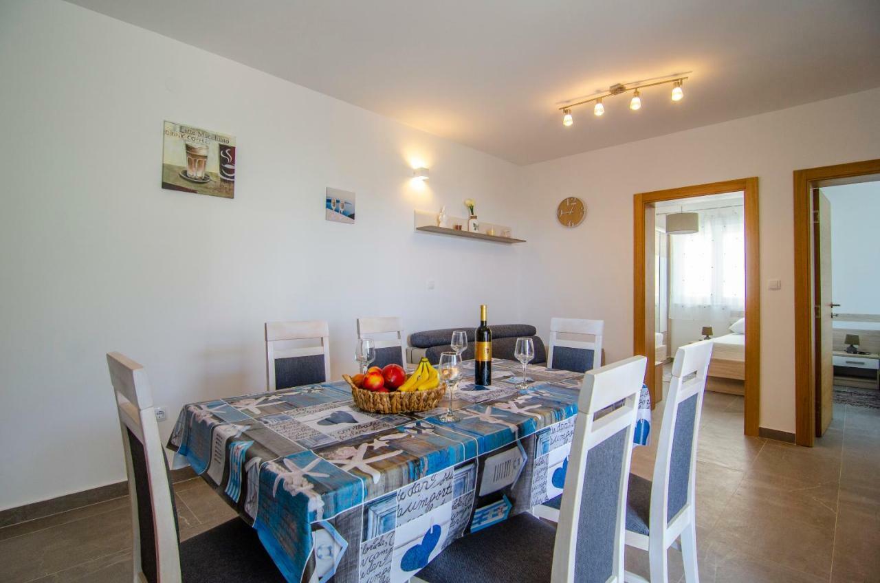 Apartments Sara Бол Екстериор снимка