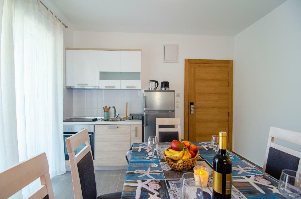 Apartments Sara Бол Екстериор снимка