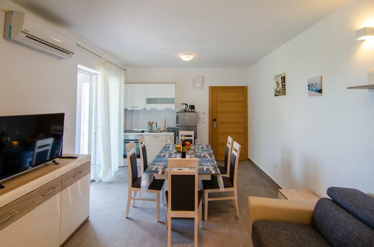 Apartments Sara Бол Екстериор снимка