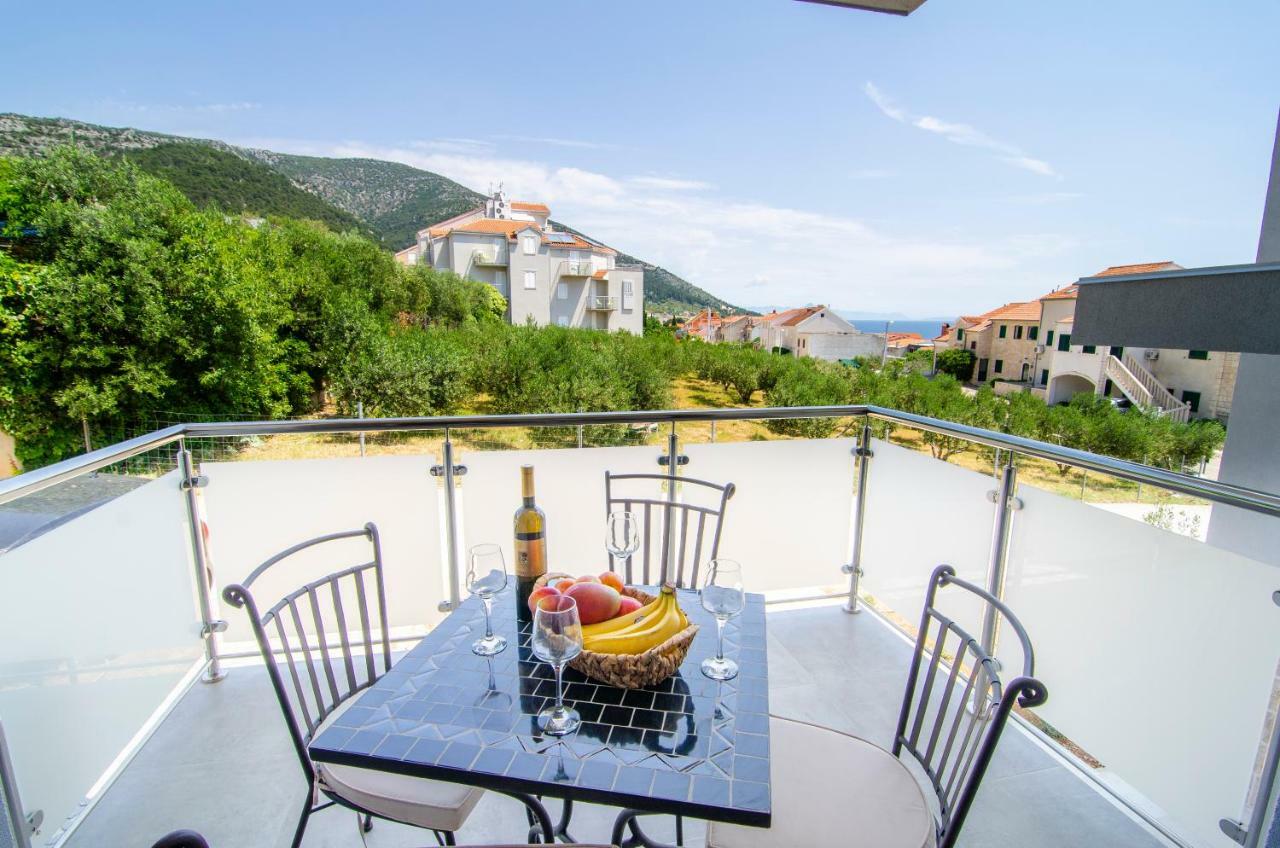 Apartments Sara Бол Екстериор снимка