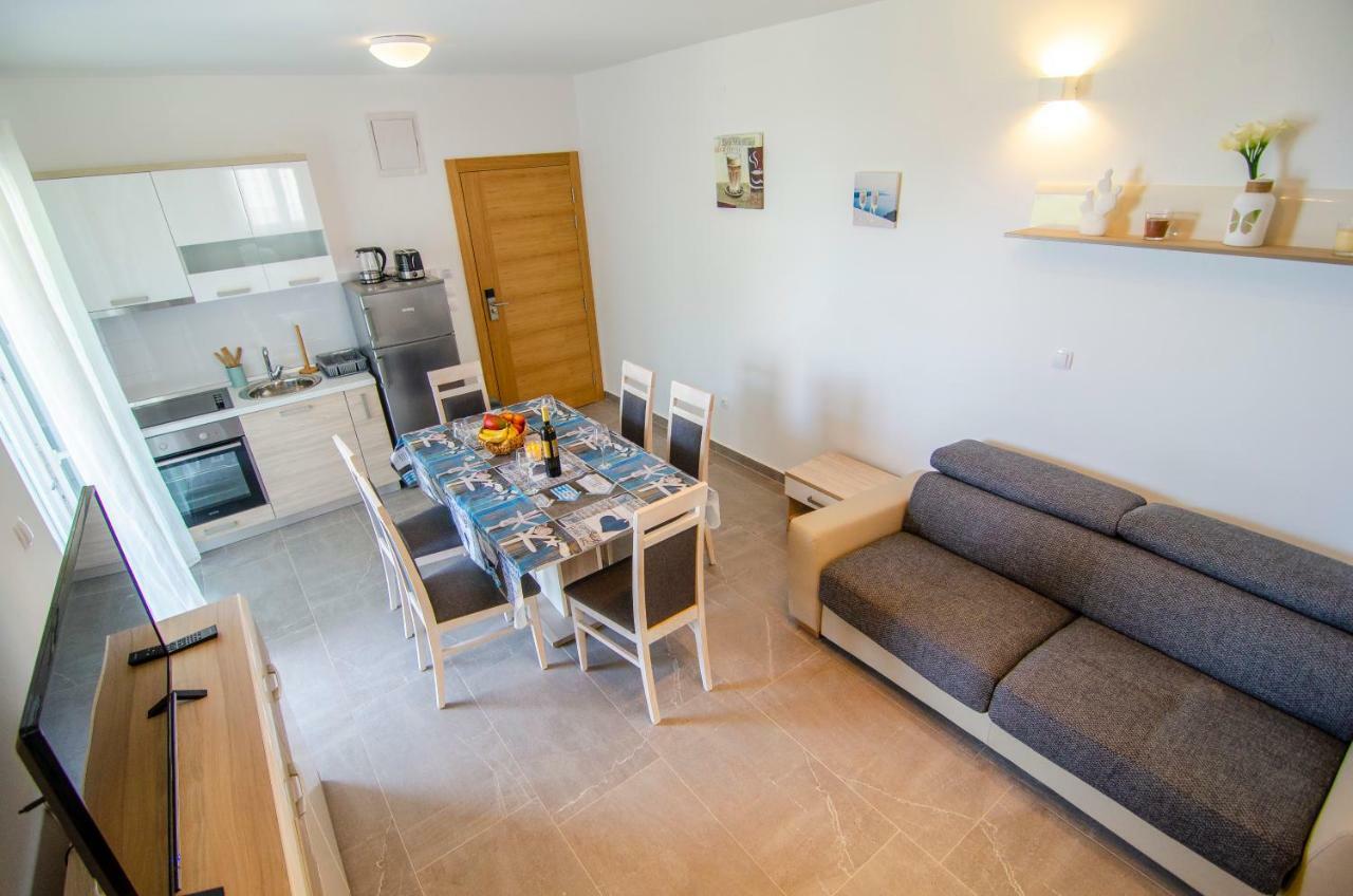 Apartments Sara Бол Екстериор снимка