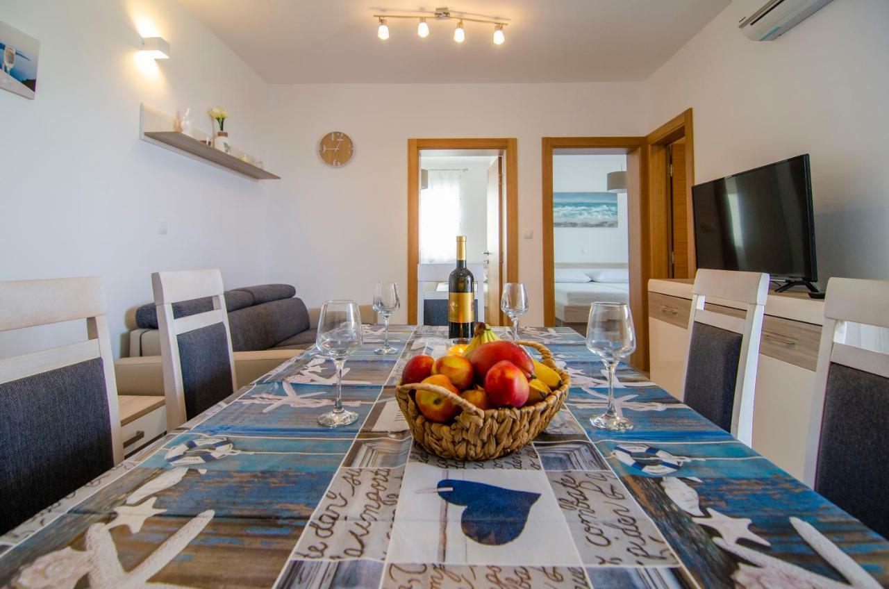 Apartments Sara Бол Екстериор снимка