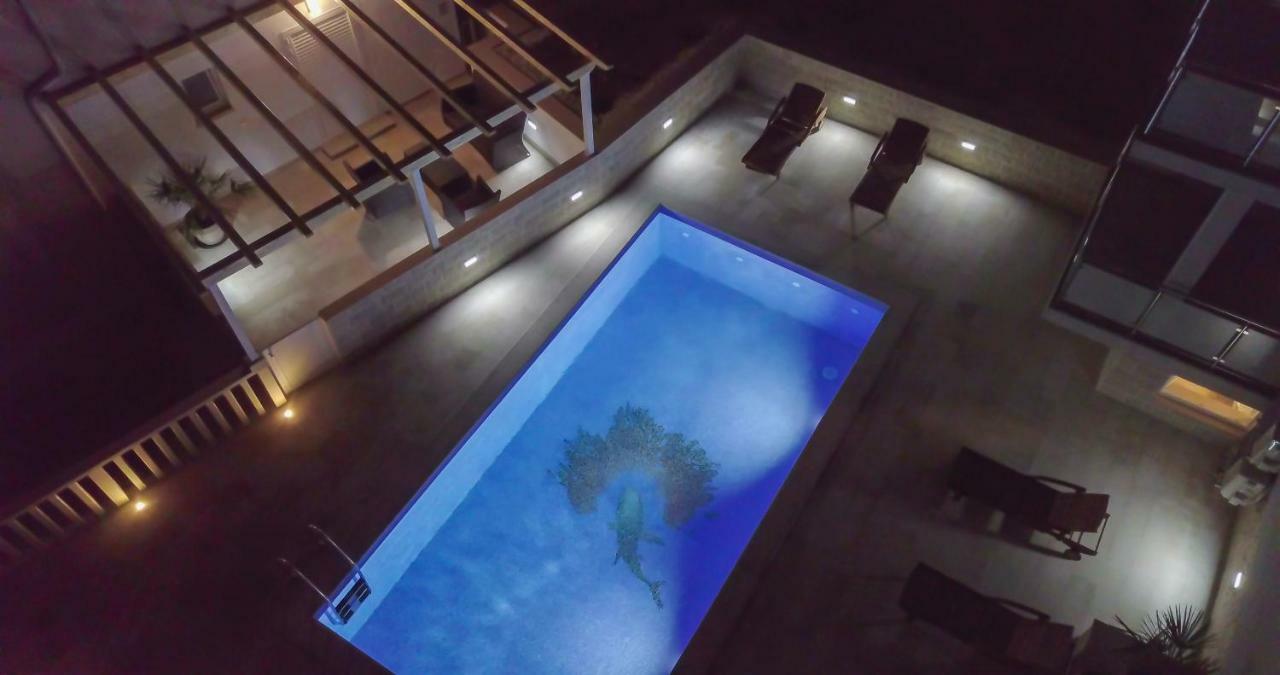 Apartments Sara Бол Екстериор снимка