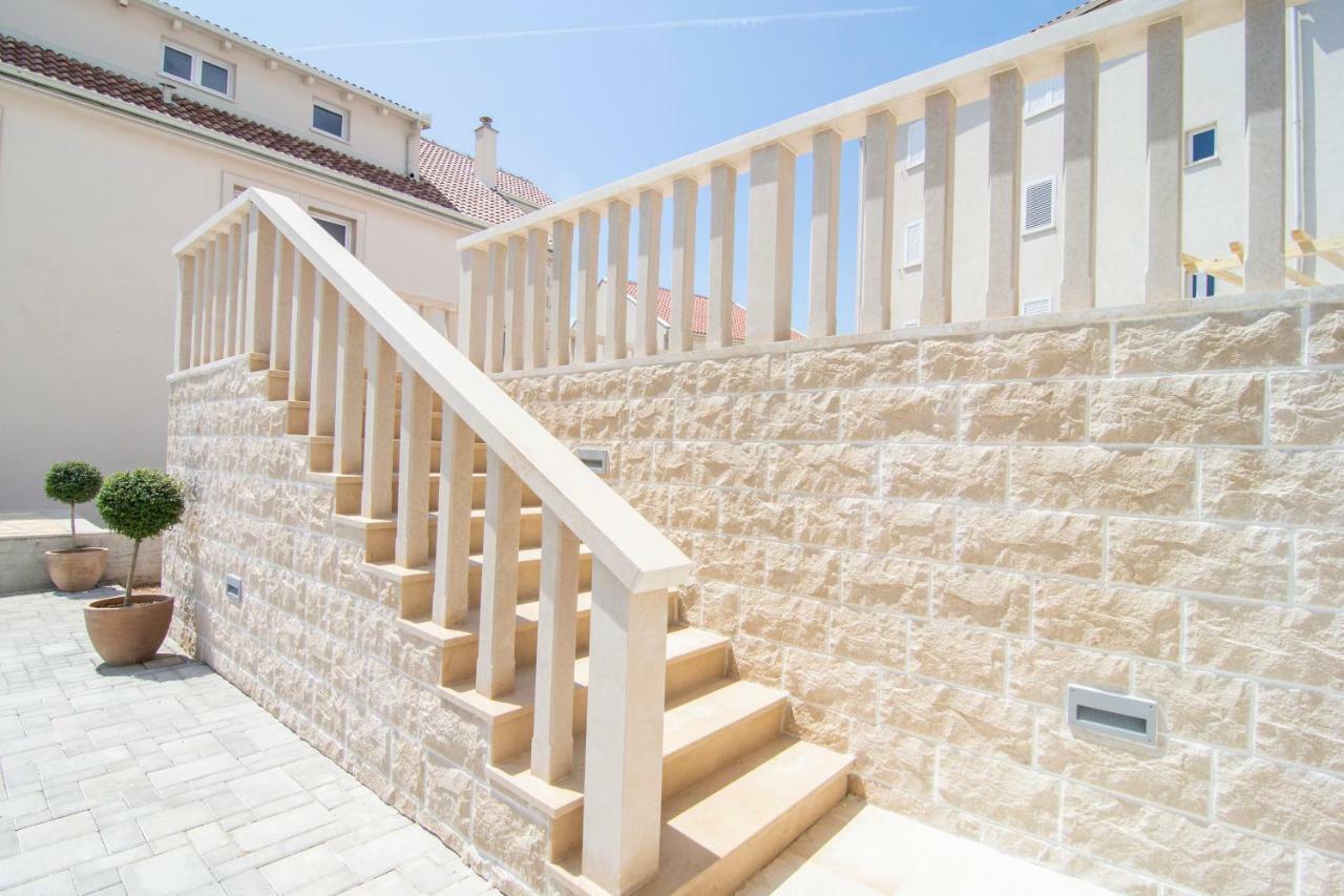Apartments Sara Бол Екстериор снимка