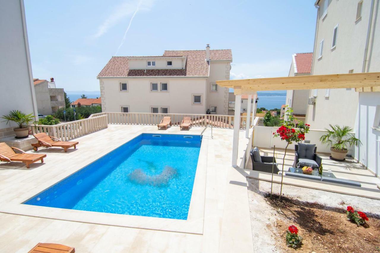 Apartments Sara Бол Екстериор снимка