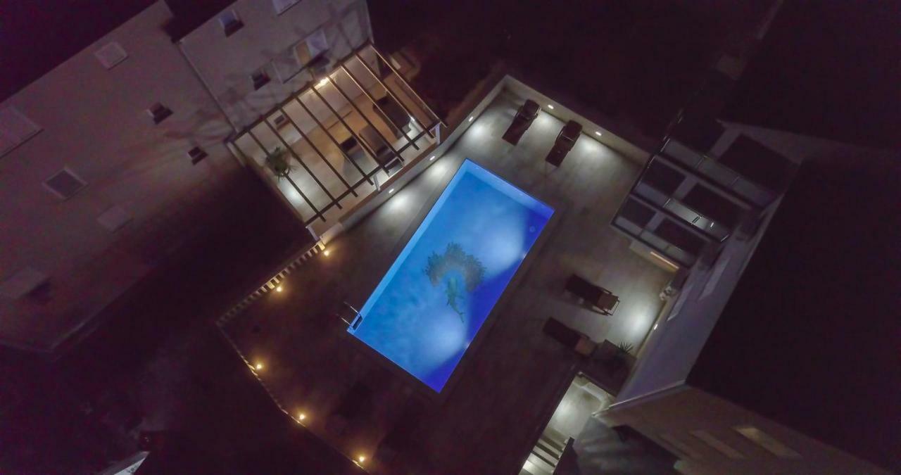 Apartments Sara Бол Екстериор снимка