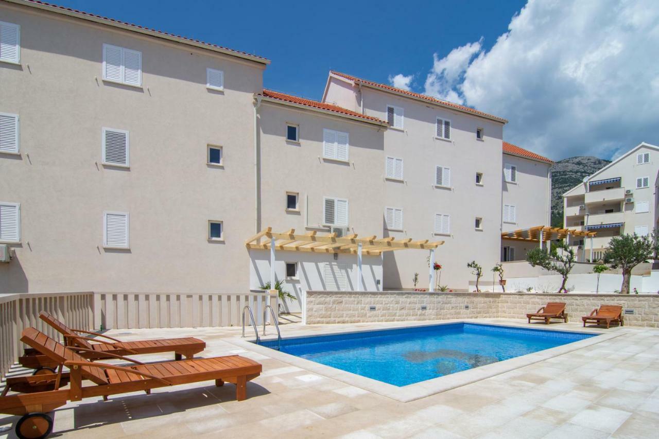 Apartments Sara Бол Екстериор снимка