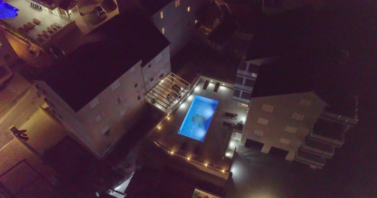 Apartments Sara Бол Екстериор снимка