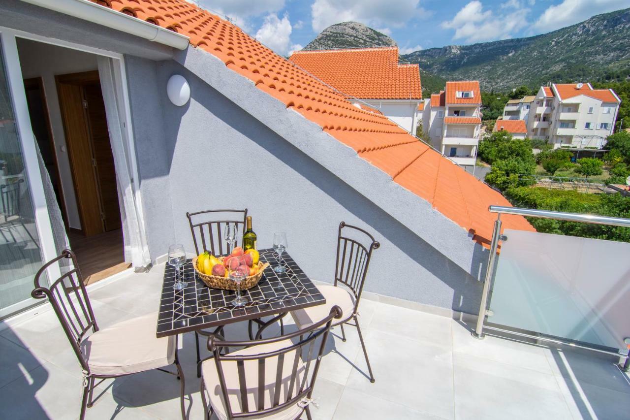 Apartments Sara Бол Екстериор снимка