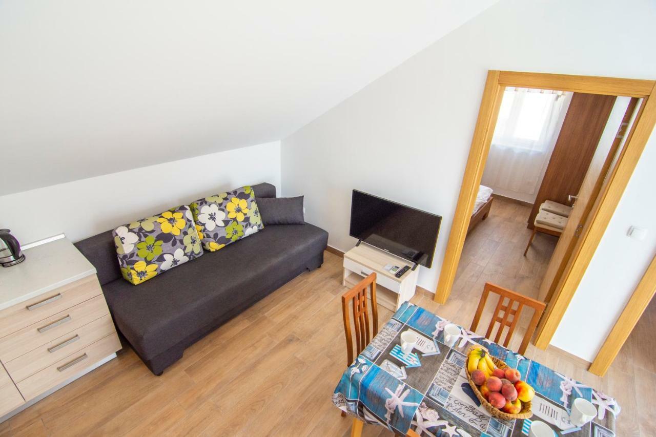 Apartments Sara Бол Екстериор снимка