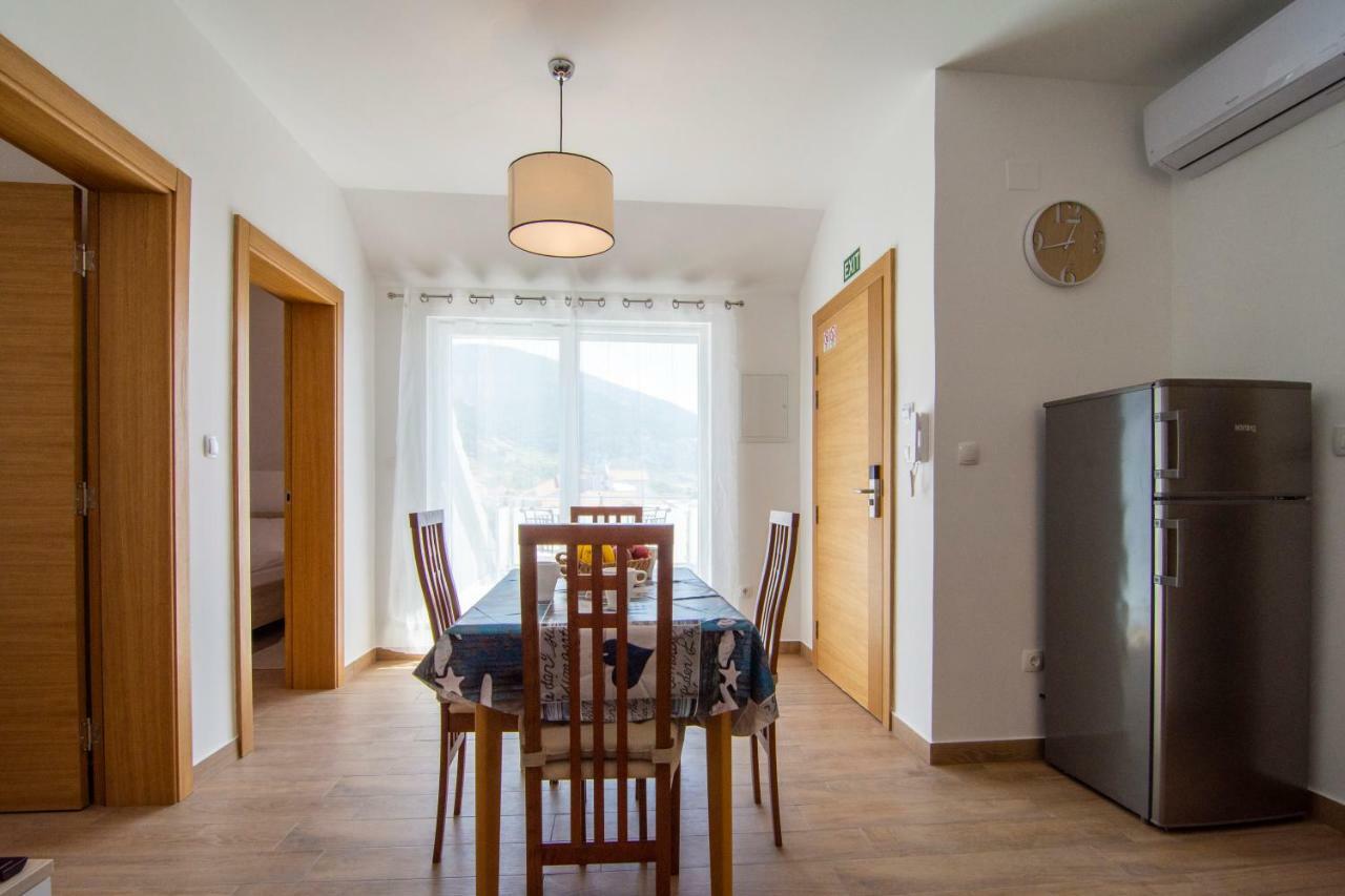 Apartments Sara Бол Екстериор снимка