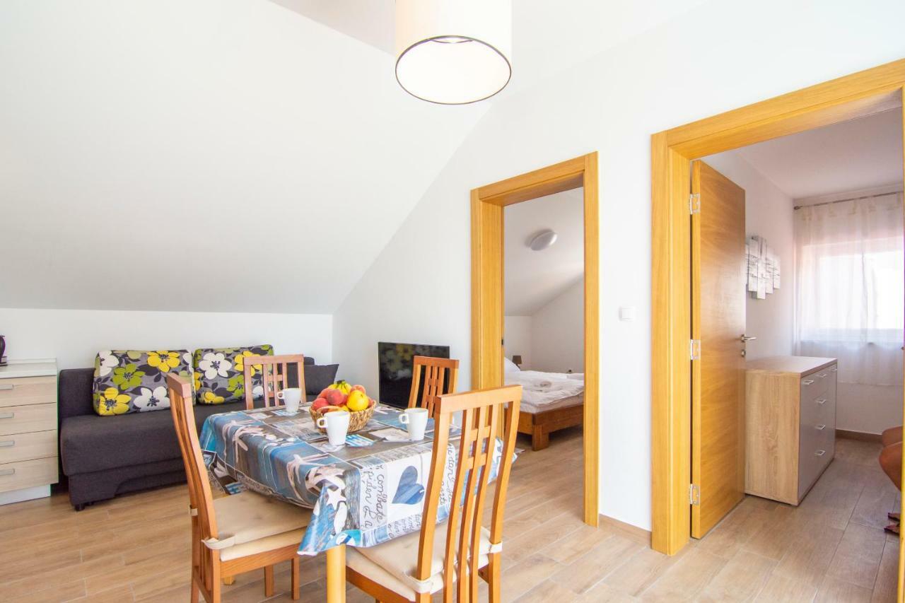 Apartments Sara Бол Екстериор снимка