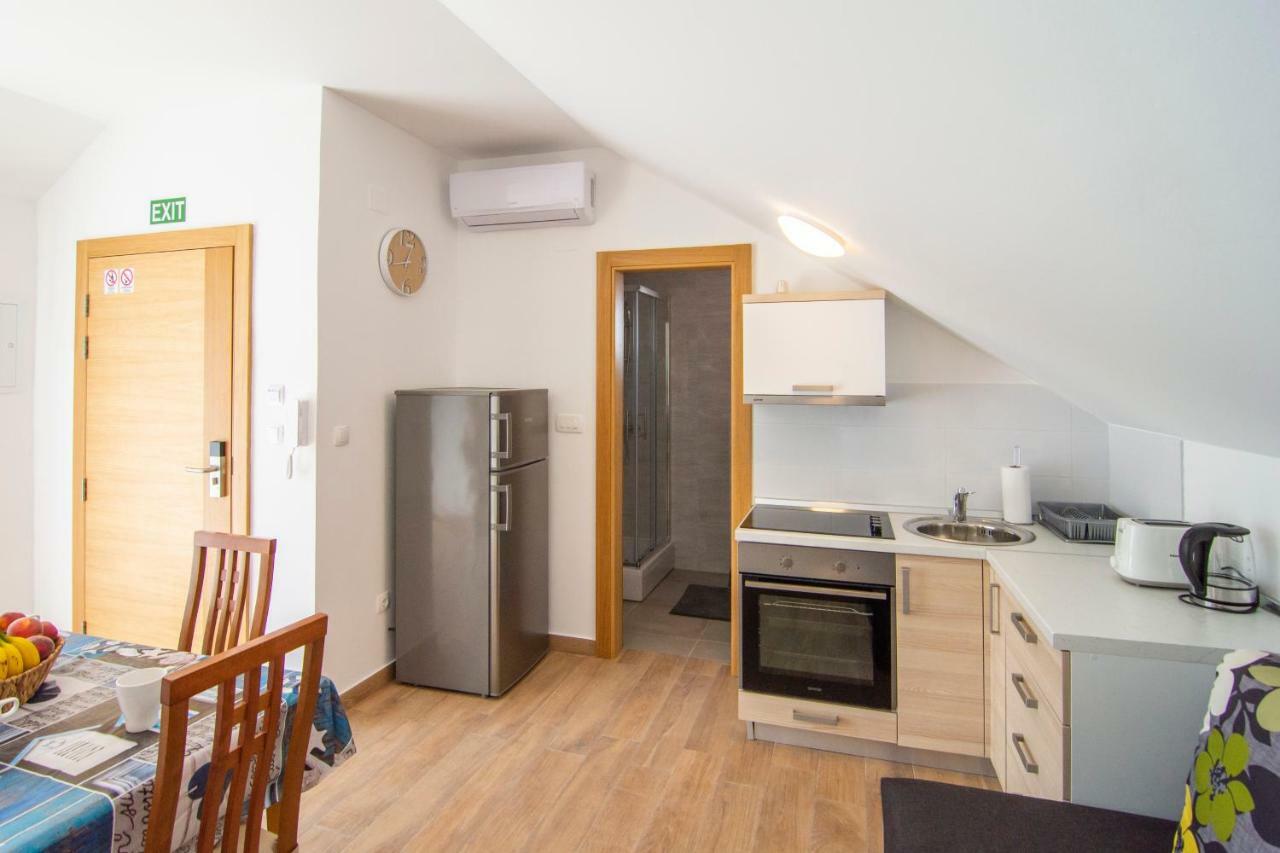 Apartments Sara Бол Екстериор снимка