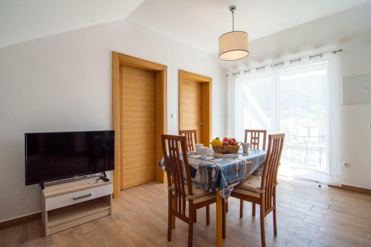 Apartments Sara Бол Екстериор снимка
