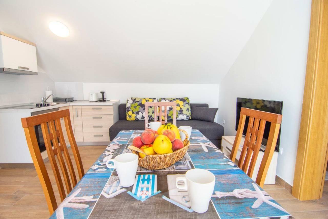 Apartments Sara Бол Екстериор снимка