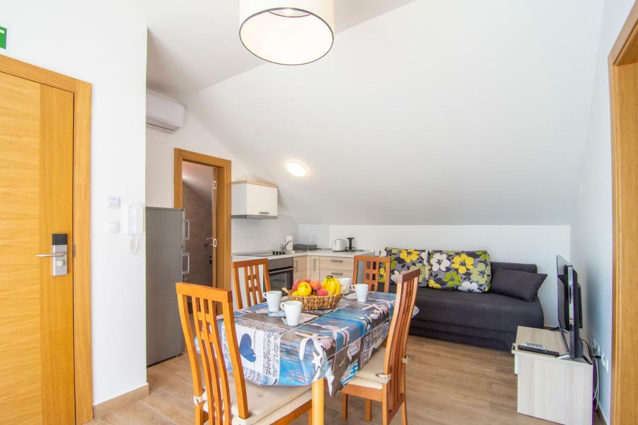 Apartments Sara Бол Екстериор снимка