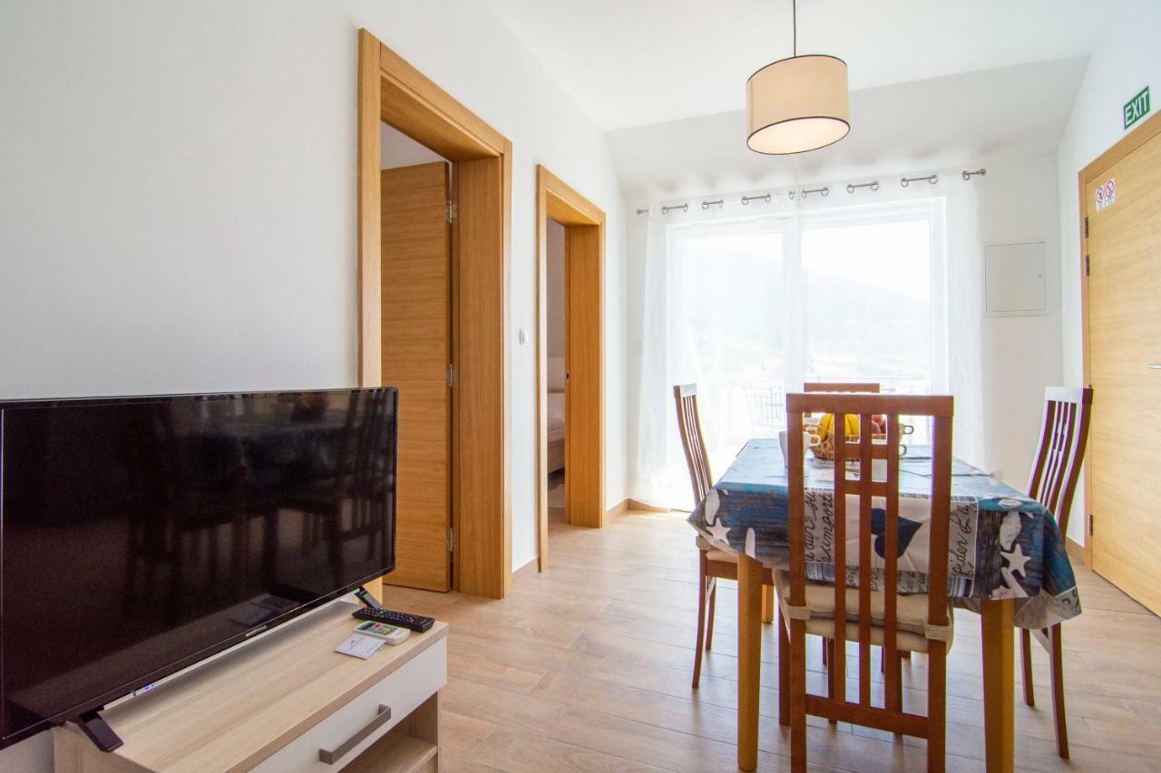 Apartments Sara Бол Екстериор снимка
