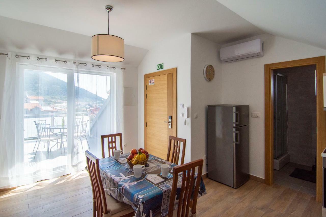 Apartments Sara Бол Екстериор снимка