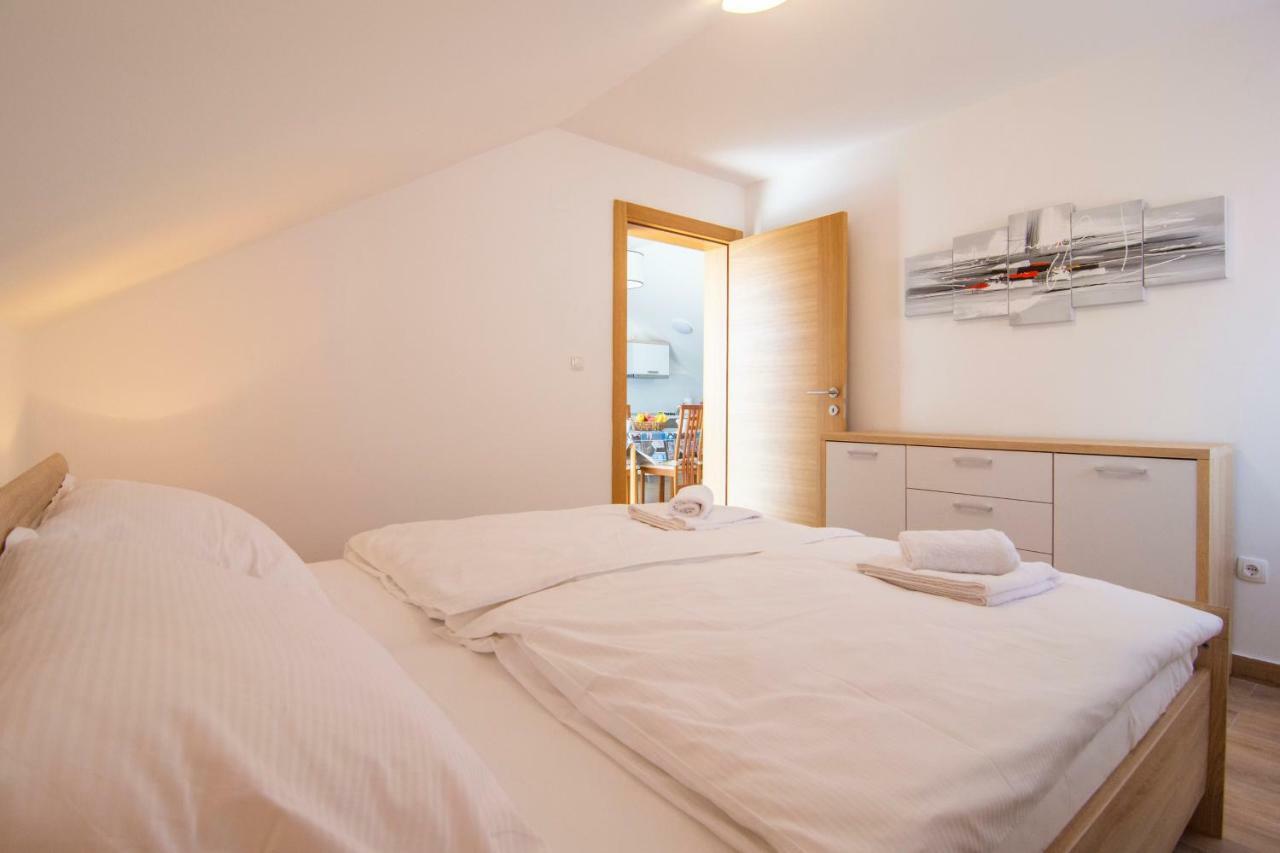 Apartments Sara Бол Екстериор снимка