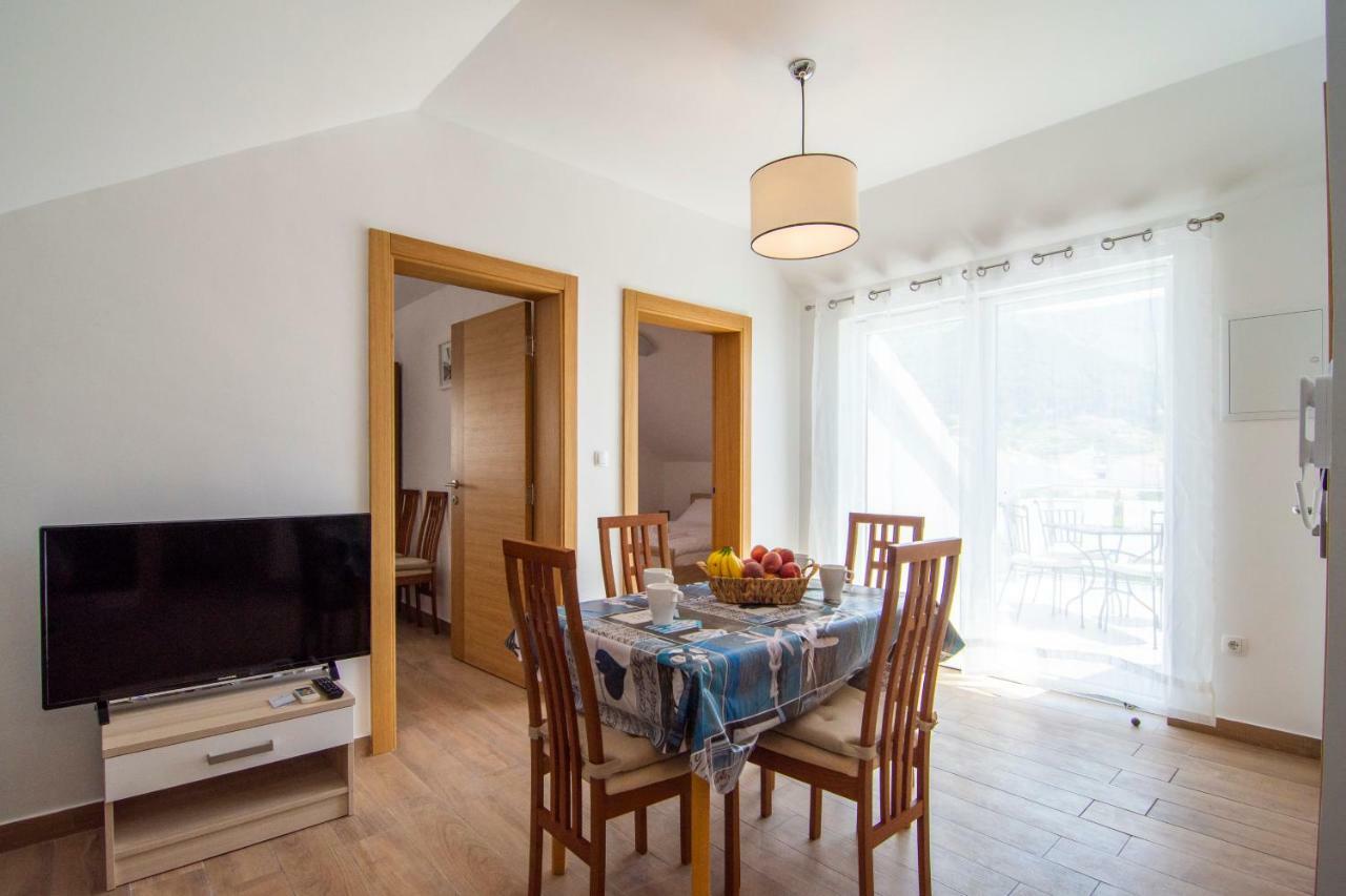 Apartments Sara Бол Екстериор снимка