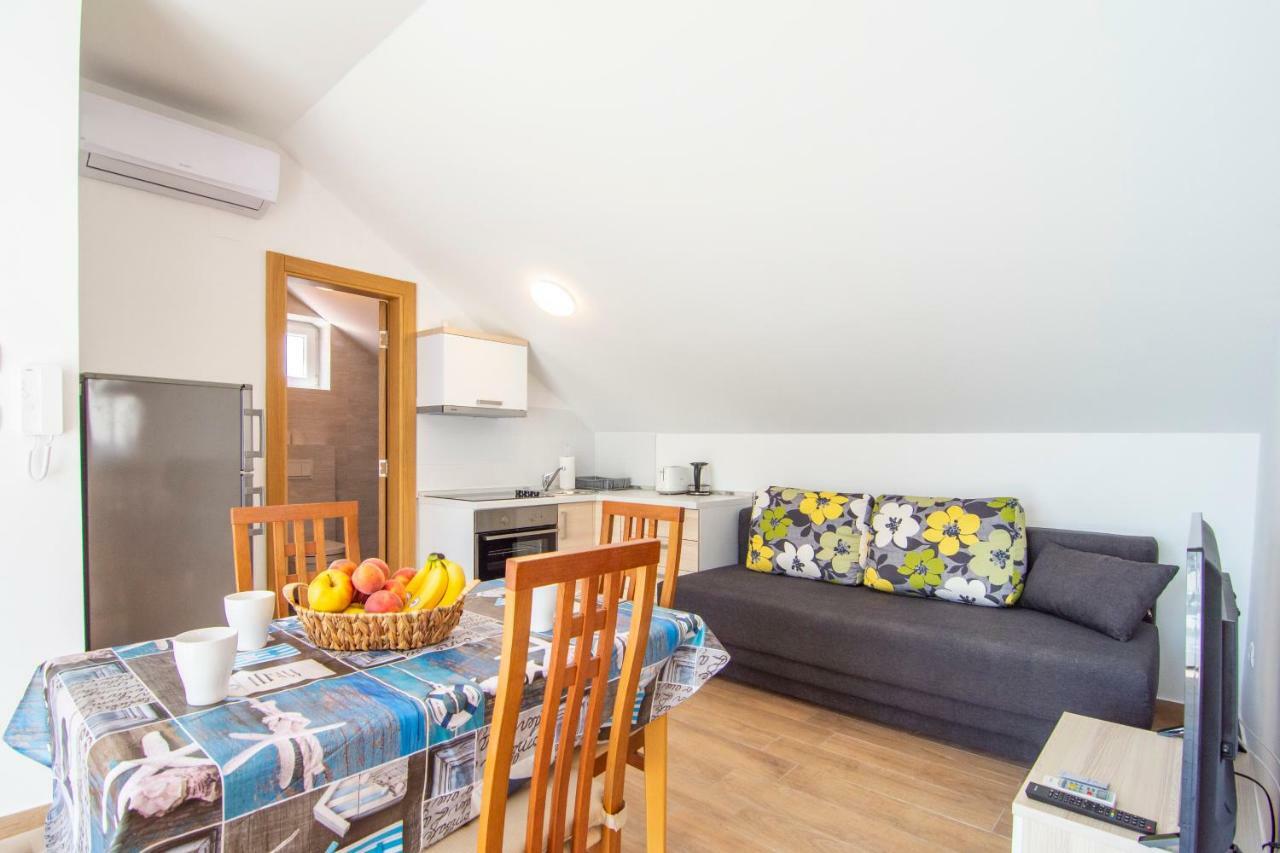 Apartments Sara Бол Екстериор снимка
